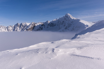 Obraz premium Widok szczytów podczas inwersji. Tatry