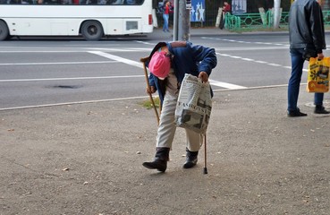 "Женщина - инвалид идёт по городской улице"!