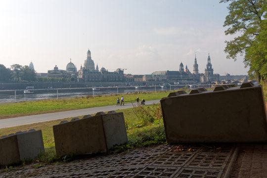 Betonsperren in Dresden

Sicherheitsmaßnahmen vor Zentraler einheitsfeier 2016 in Dresden