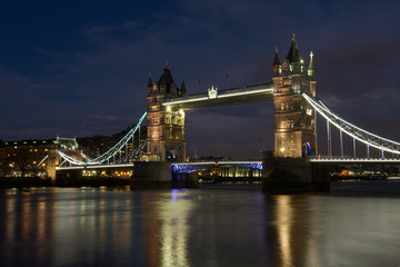 Obraz premium Tower brifge by dusk