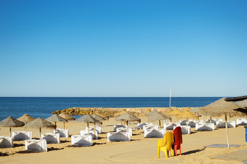 Obraz premium Beach ready for tourists. Golden sand with blue sky outdoors nature background