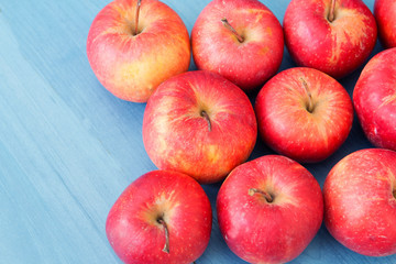 Fototapeta na wymiar Red apples on a blue table