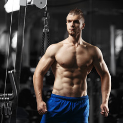 Fototapeta na wymiar Bodybuilder man in the gym