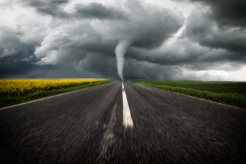 Tornado auf gerader Straße