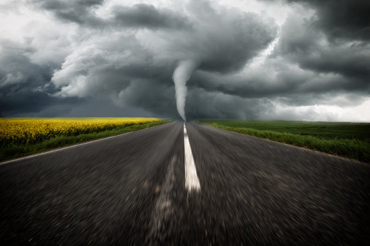 Tornado auf gerader Stra&szlig;e
