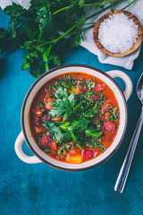Gulaschsuppe mit Kartoffeln und Salami