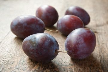 quetches sur table en vieux bois 