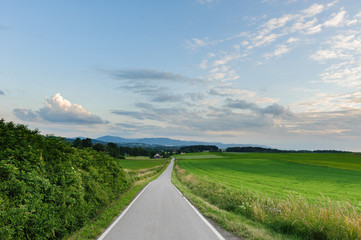 Wiejska droga poprzez pola
