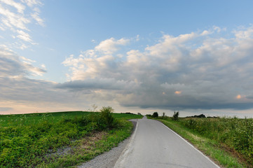 Wiejska droga poprzez pola