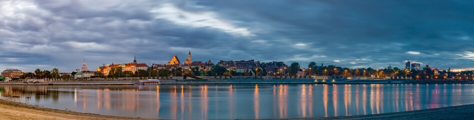 Panorama Warszawy nad Wisłą o zachodzie słońca - obrazy, fototapety, plakaty