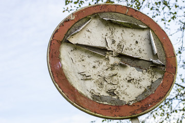 Старый дорожный знак в заброшенном месте