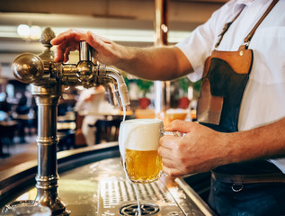 Barman versant la bière fraîche dans l& 39 un des pubs traditionnels tchèques