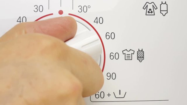Programming washing machine by choosing the temperature.
