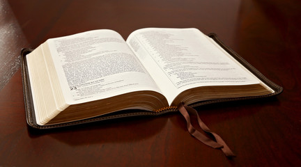Obraz premium Holy Bible Open on a Wooden Table