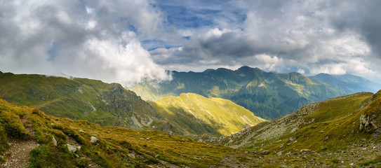 Fototapeta na wymiar Alpine landscape in a cloudy day
