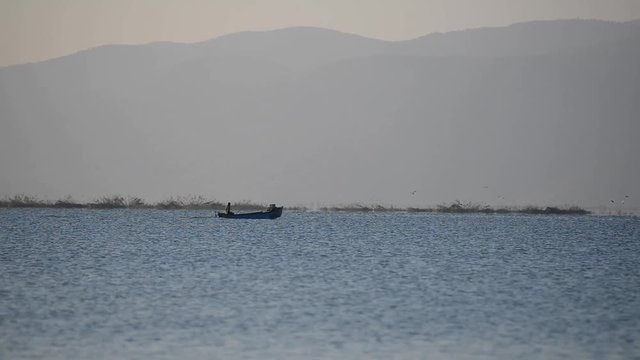 balık&ccedil;ı teknesi ve g&ouml;l suları