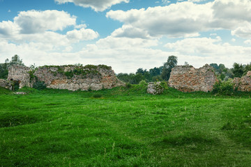 Fototapeta na wymiar Ruins of an ancient castle in Belarus