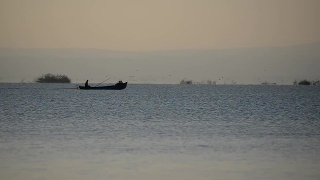 g&ouml;lde balık&ccedil;ı teknelerinin ge&ccedil;işi