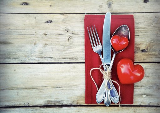 Antikes Silberbesteck mit roten Herzen - Tischdekoration für Valentinstag, Hochzeit 