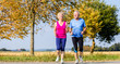 Foto: Senior Frau
und Mann beim Jogging als Fitness Sport in der
Natur Senior Frau und Mann beim Jogging als Fitness
Sport in der Natur