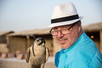 Mann mit Falke