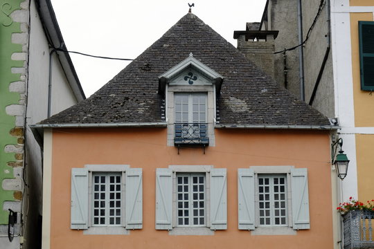 Casa rosa con tetto in ardesia