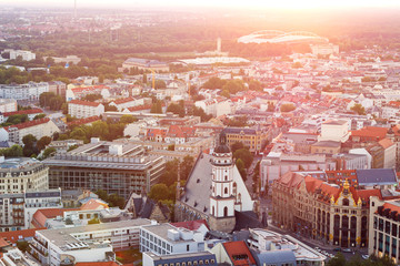 Leipzig von oben – Blick auf die Thomaskirche und im Hintergrund das Stadion. © FSEID