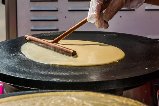 5691 Crepesherstellung - mit Teigrechen verteilen