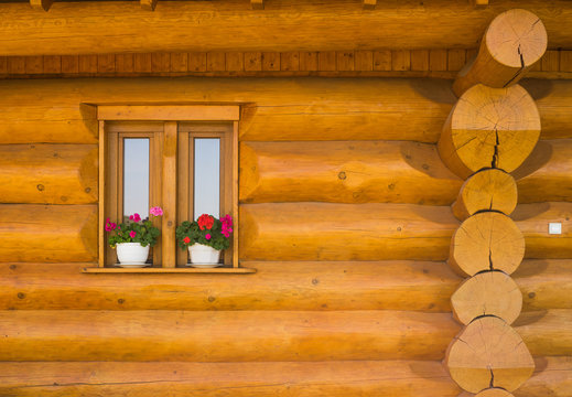 Holzfenster in einem modernen Blockhaus mit Eckverbindung &ndash; Modern blockhouse with window made of wood
