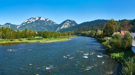 Beautiful panoramic view in sunny september day of the Pieniny National Park, on Dunajec river and Trzy Korony - English: Three Crowns, Poland © udmurd