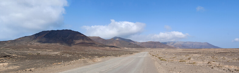 Fototapeta na wymiar Fuerteventura, Isole Canarie: la strada e il paesaggio dell'isola con le montagne e le dune di sabbia il 31 agosto 2016