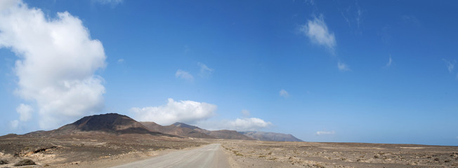 Fuerteventura, Isole Canarie: la strada e il paesaggio dell'isola con le montagne e le dune di sabbia il 31 agosto 2016