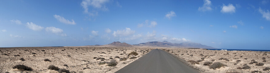 Fuerteventura, Isole Canarie: la strada e il paesaggio dell'isola con le montagne e le dune di sabbia il 31 agosto 2016