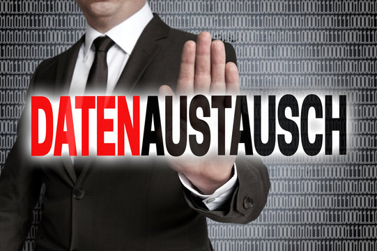 datenaustausch mit matrix wird von Geschäftsmann gezeigt