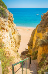 Korallen, Riff, Strand und klares Wasser