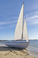 Obraz premium Sailboat on the beach