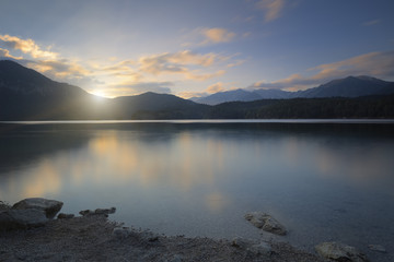 Abendstimmung am Eibsee in Bayern, Deutschland, Langzeitbelichtung