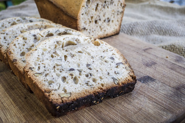 ciasto keks z orzechami na stole desce, cake table composition