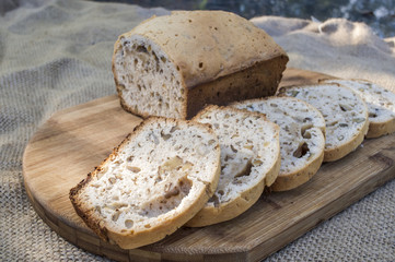 ciasto keks z orzechami na stole desce, cake table composition