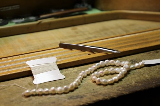 Perlenkette knoten und f&auml;deln