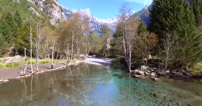 Aerial 4k - Val di Mello - Valmasino (IT) - Sorvolo radente del laghetto