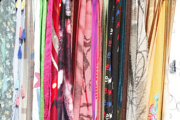 Bunte Schals