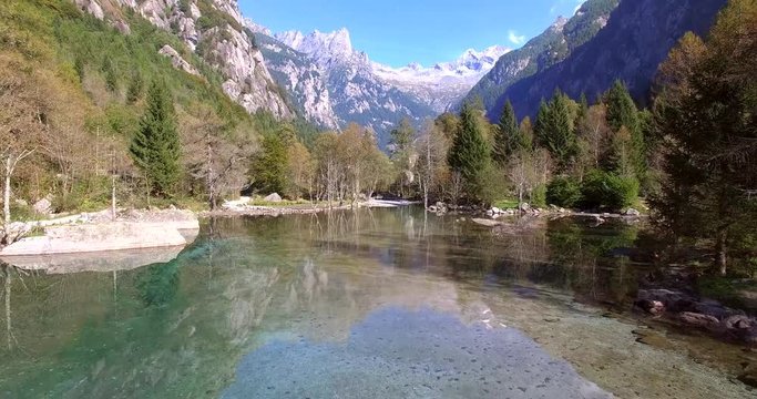 Aerial 4k - Val di Mello - Valmasino (IT) - Sorvolo radente del laghetto 