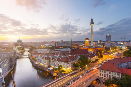 Berlin Panorama über die Spree mit Blick auf den Berliner Dom und Fernsehturm.