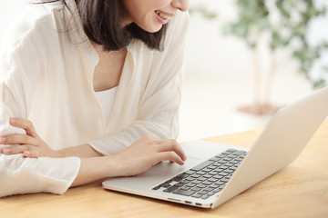 Fototapeta premium パソコン・女性手元