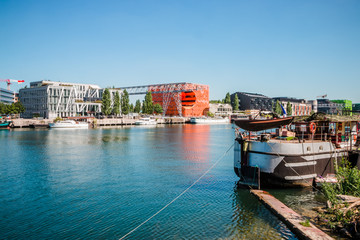 Fototapeta premium Reflets des bâtiments dans la Saône dans le quartier de Confluence à Lyon