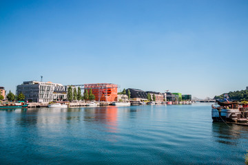 Fototapeta premium Reflets des bâtiments dans la Saône dans le quartier de Confluence à Lyon