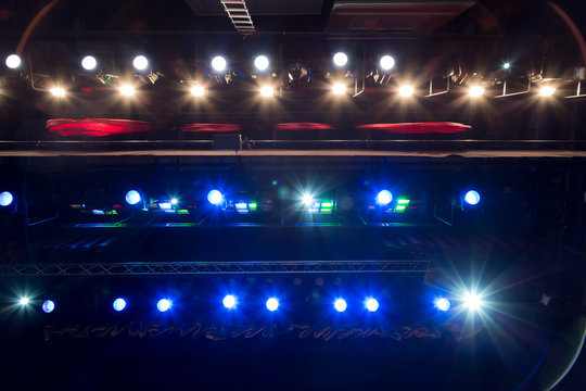 Свет прожекторов на сцене во время шоу или спектакля