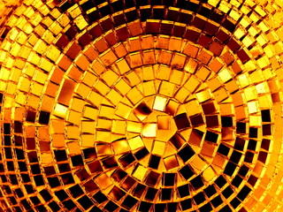 Detalle de bola de discoteca dorada