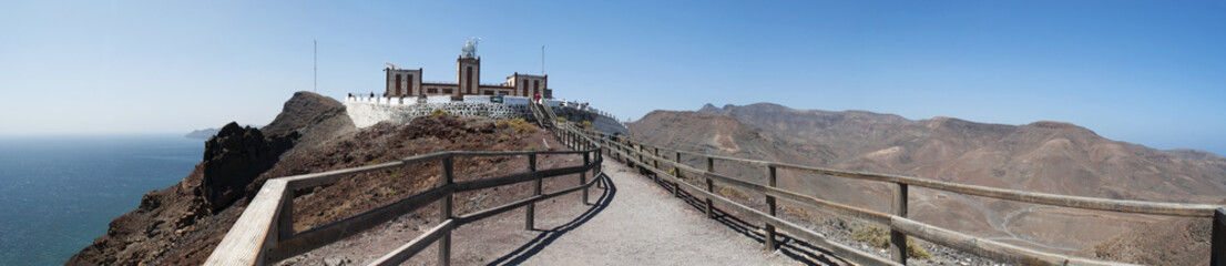 Fototapeta na wymiar Fuerteventura: la staccionata e il faro de la Entallada, costruito tra il 1953 e il 1954 nel punto più vicino alla costa africana, il 7 settembre 2016